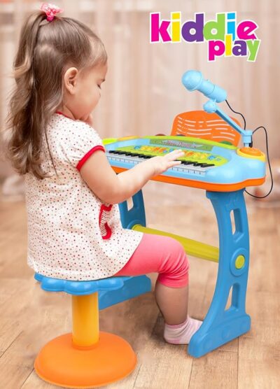 Piano musical con microfono y banco